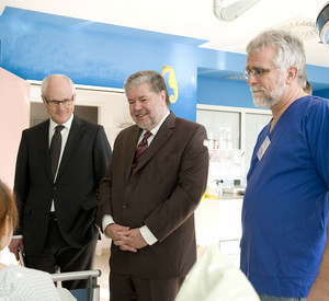 Oberarzt Ralf Huth (rechts) zeigt Ministerpräsident Beck und Prof. Guido Adler die Kinderintensivstation der Universitätsmedizin Mainz. Bild: Peter Pulkowski
