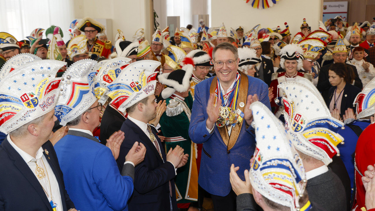 Ministerpräsident Alexander Schweitzer beim Empfang der närrischen Korporationen in der Staatskanzlei. 