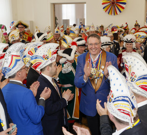 Ministerpräsident Alexander Schweitzer beim Empfang der närrischen Korporationen in der Staatskanzlei. 