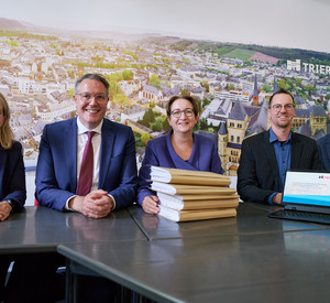 (v.l.n.r.) Bundestagsabgeordnete Verena Hubertz, Ministerpräsident Alexander Schweitzer, Bundesbauministerin Klara Geywitz, Gregor Vlatten (Bauaufsicht), Oberbürgermeister der Stadt Trier Wolfran Leibe