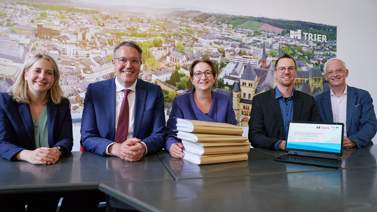 (v.l.n.r.) Bundestagsabgeordnete Verena Hubertz, Ministerpräsident Alexander Schweitzer, Bundesbauministerin Klara Geywitz, Gregor Vlatten (Bauaufsicht), Oberbürgermeister der Stadt Trier Wolfran Leibe