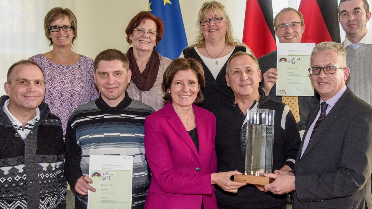 Ministerpräsidentin Malu Dreyer mit den Brückenpreisträgern