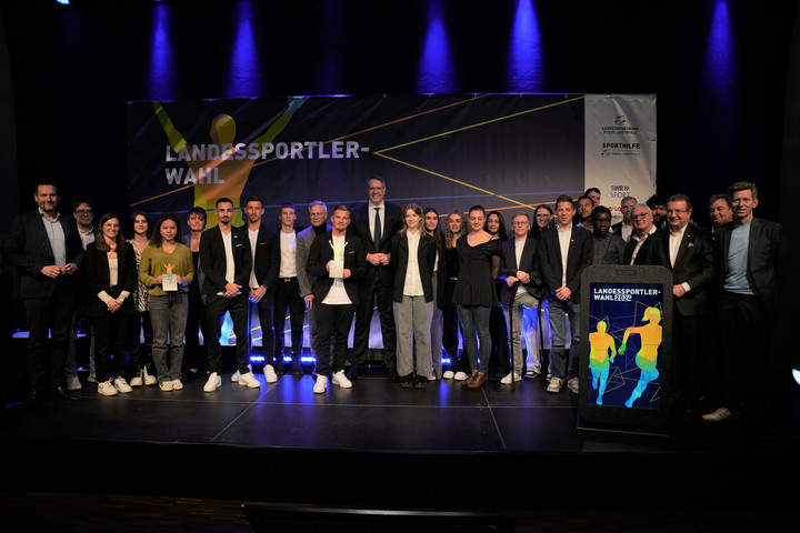 Gruppenbild des Ministerpräsidenten mit den Sportlerinnen und Sportlern der Landessportlerwahl