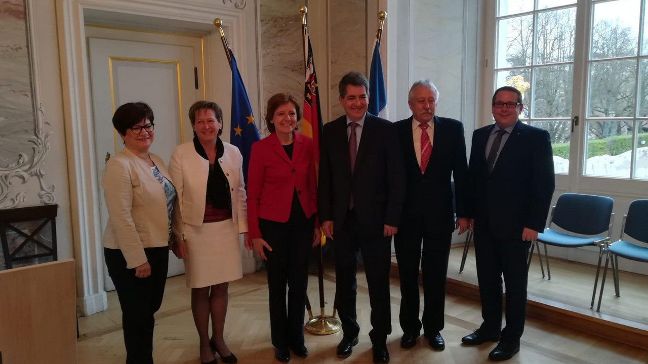 Ministerpräsidentin Malu Dreyer und der Präsident der französischen Region, Jean Rottner, unterzeichneten in Trier eine Resolution, die die Reaktivierung der Direktverbindung Trier-Metz zum Ziel hat