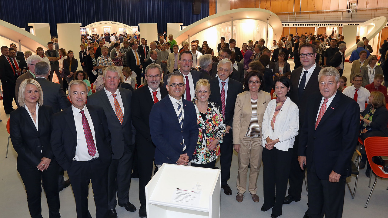 Gruppenfoto bei der JOBAKTIV Messe in Mainz; Bild: Sämmer / © Staatskanzlei