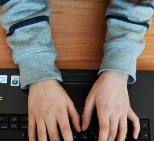 Junge am Computer; Bild: dpa