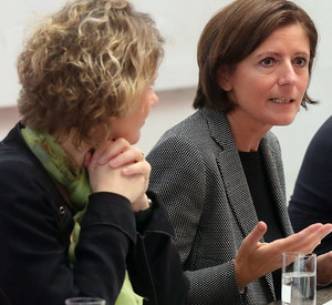Ministerpräsidentin Malu Dreyer und die stellvertretende Ministerpräsidentin Eveline Lemke bei der Pressekonferenz zum Transparenzgesetz; Bild: Saemmer / © Staatskanzlei