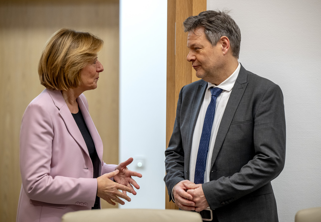 99 01 Ministerpräsidentin Malu Dreyer und Bundeswirtschaftsminister Robert Habeck beim gemeinsamen Gespräch.