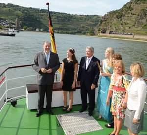 vl. Ministerpräsident Kurt Beck, Mittelrhein-Weinkönigin Ramona Kappus, Bundespräsident Joachim Gauck, Loreley Julia Hißnauer, Wirtschaftsministerin Eveline Lemke, Roswitha Beck, Daniela Schadt; Bild: Peter Pulkowski/Staatskanzlei