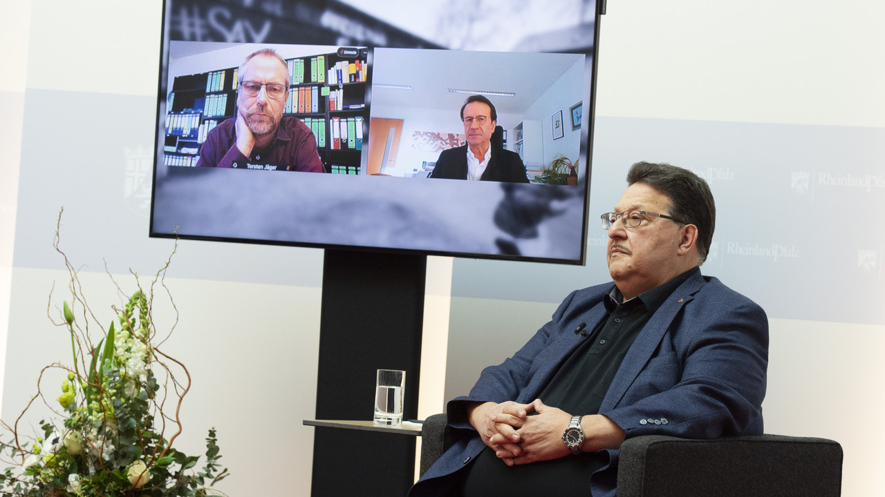 Jacques Delfeld, Vorsitzender des Verbandes Deutscher Sinti und Roma, Landesverband Rheinland-Pfalz, Torsten Jäger, Geschäftsführer des Initiativausschusses Migrationspolitik in Rheinland-Pfalz, und Miguel Vicente, Beauftragter der Landesregierung für Migration und Integration