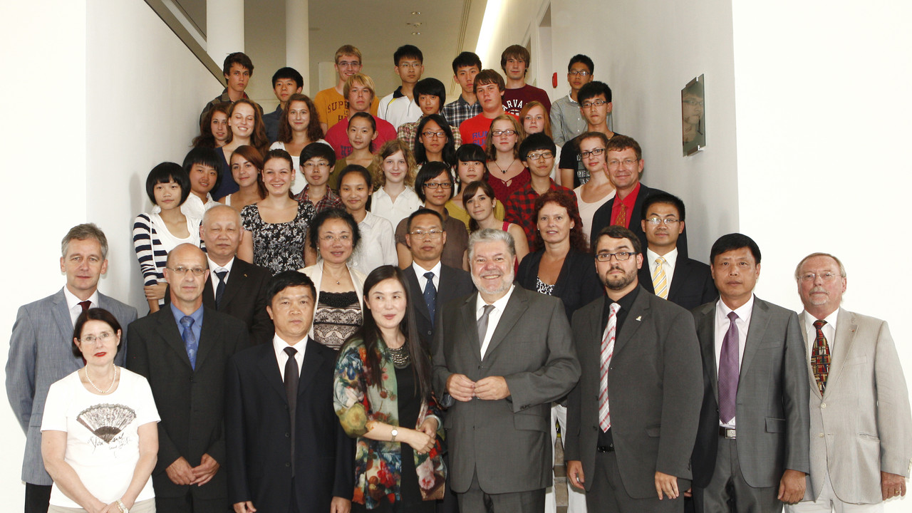 Eine Schülerdelegation aus der südchinesischen Stadt Quanzhou war zu Besuch bei Ministerpräsident Kurt Beck in der Staatskanzlei; Bild: Martina Pipprich / © Staatskanzlei