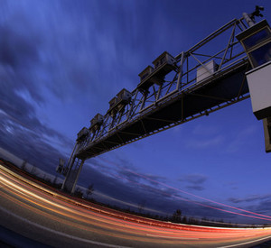 Straßenverkehr bei Nacht