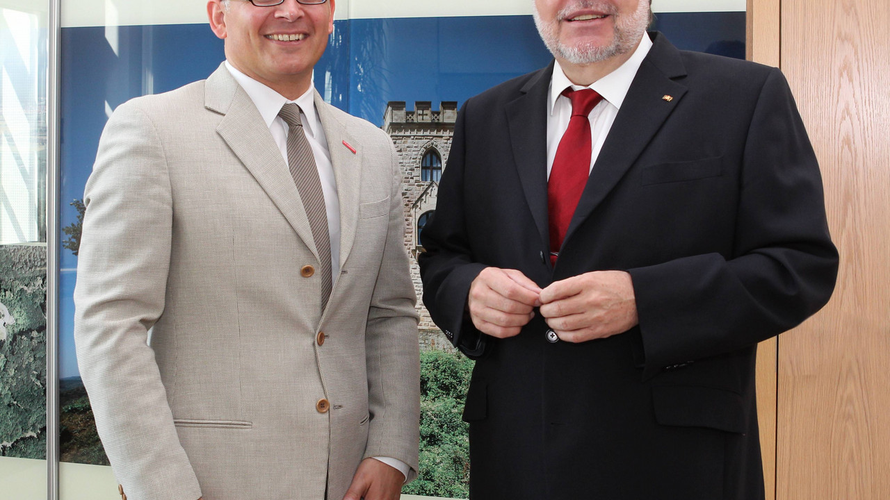 Der neue Hauptgeschäftsführer der Handwerkskammer Rheinhessen, Dr. Stefan Zimmer, und Ministerpräsident Kurt Beck; Bild: Alexander Sell / © Staatskanzlei