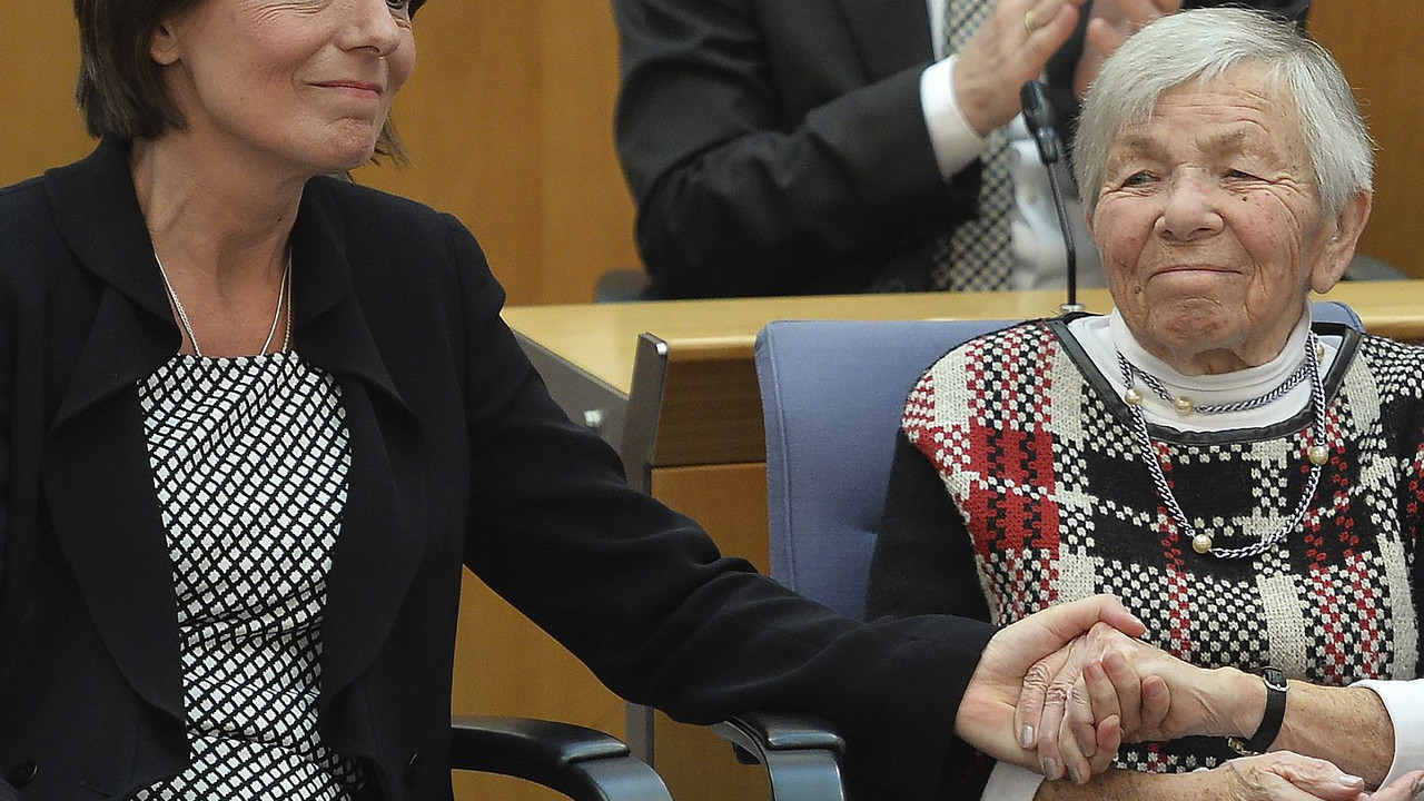 Ministerpräsidentin Malu Dreyer mit der Zeitzeugin Ruta Wermuth-Burak im Landtag; Bild: Silz / Landtag