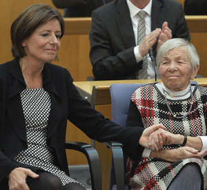 Ministerpräsidentin Malu Dreyer mit der Zeitzeugin Ruta Wermuth-Burak im Landtag; Bild: Silz / Landtag