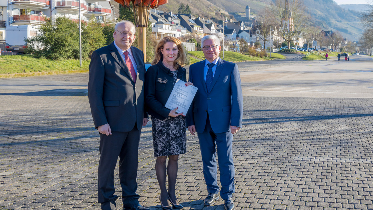 Die Bevollmächtigte beim Bund und bei der Europäischen Union, Staatssekretärin Heike Raab, bei der Übergabe des Zuwendungsbescheides an Verbandsbürgermeister Karl Heinz Simon und Stadtbürge­rmeister Hans-Peter Döpgen. 