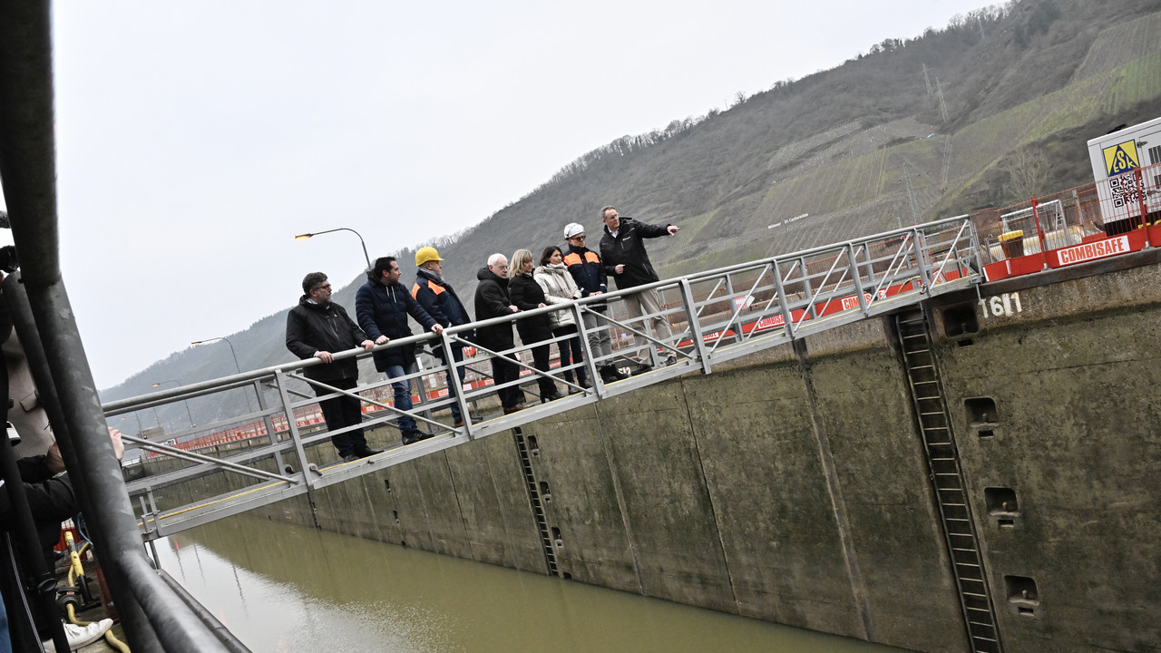 Ministerpräsident Alexander Schweitzer besucht die Moselschleuse Müden.