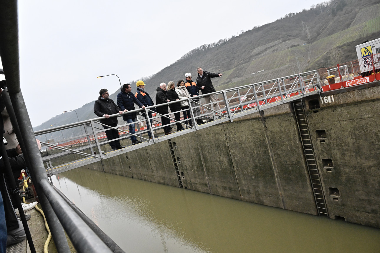 Ministerpräsident Alexander Schweitzer besucht die Moselschleuse Müden.