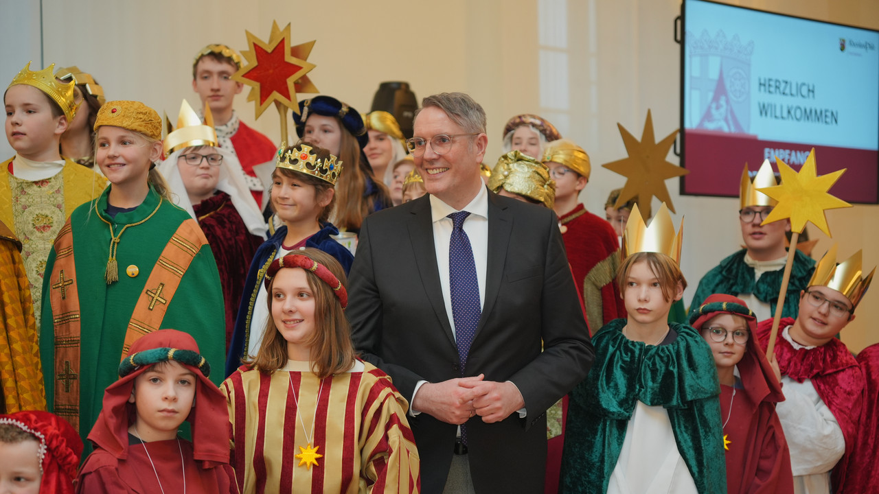 Sternsinger im Festsaal der Staatskanzlei zusammen mit Ministerpräsident Alexander Schweitzer.