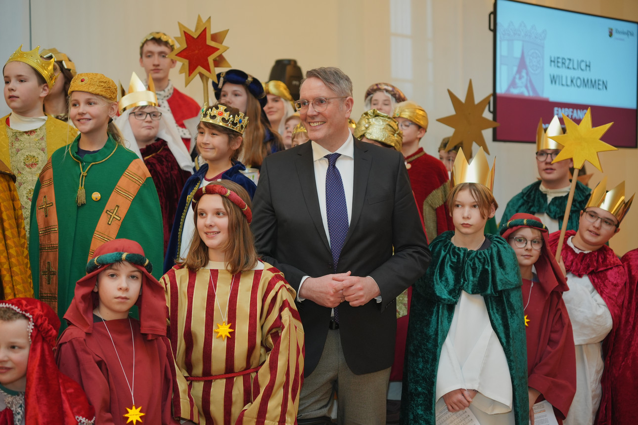 Empfang Sternsinger 2025 (2) Sternsinger im Festsaal der Staatskanzlei zusammen mit Ministerpräsident Alexander Schweitzer.