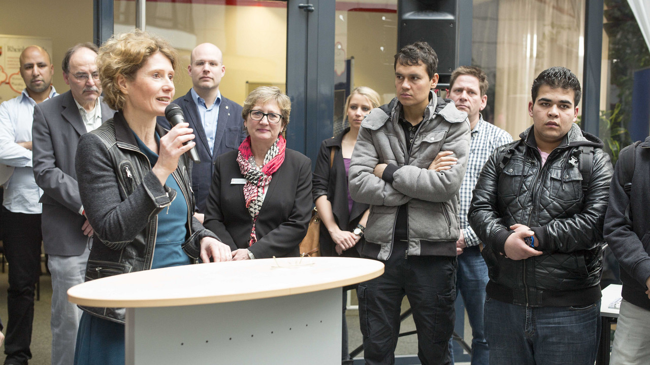 Wirtschaftministerin Eveline Lemke bei der Praktikumsbörse ini der Mainzer Agentur für Arbeit