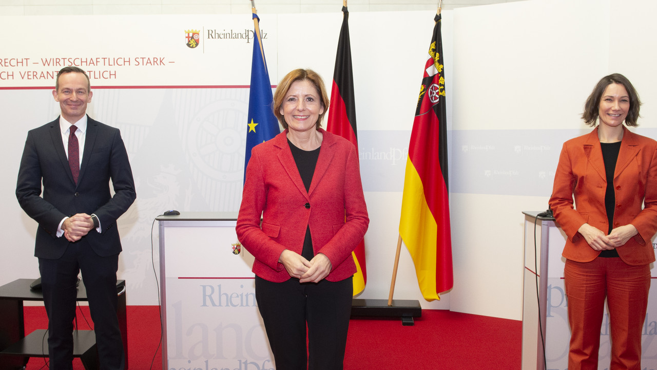 Ministerpräsidentin Malu Dreyer, stellvertretender Ministerpräsident Dr. Volker Wissing und Umwelt- und Familienministerin Anne Spiegel bei der Vorstellung der Regierungsbilanz 2016 bis 2021