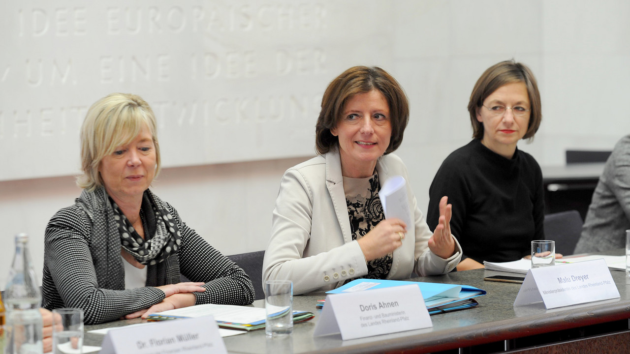 Ministerpräsidentin Malu Dreyer und Bauministerin Doris Ahnen bei der zweiten Sitzung des „Bündnis für bezahlbares Wohnen und Bauen Rheinland-Pfalz“. 