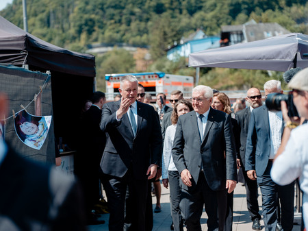 Besuch der Ausstellung „We Ahr strong“ am historischen Bahnhof in Altenahr mit Bundespräsident Frank-Walter-Steinmeier und Ministerpräsident Gordon Schnieder.