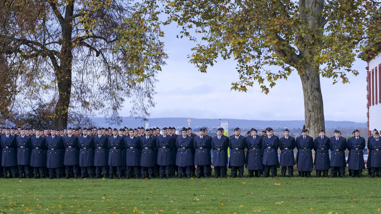 Die neuen Bundeswehrrekruten bei der Zitadelle Mainz.