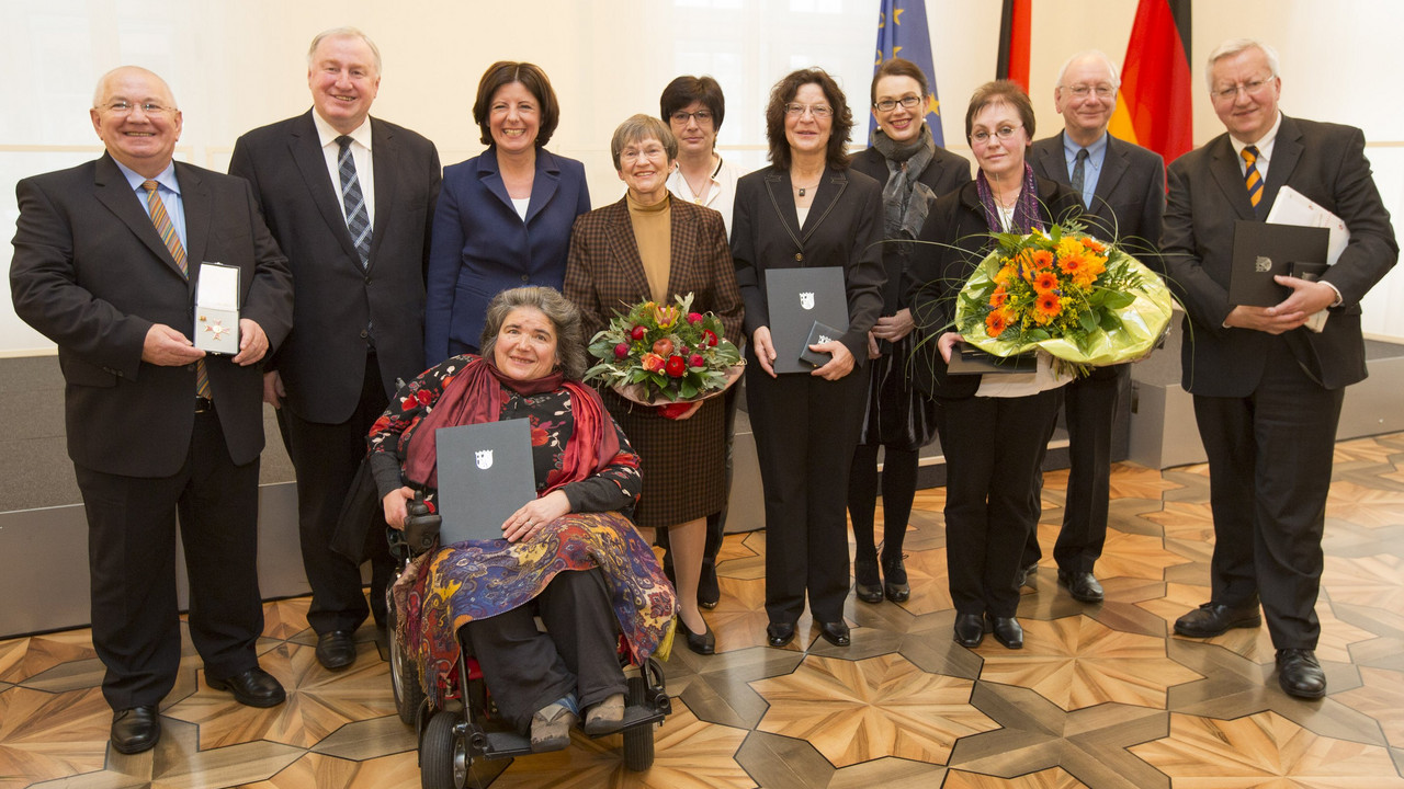 Von links: Peter Gilmer, Karl-Heinz Lambertz, Ministerpräsidentin Malu Dreyer, Marita Boss-Waidoch, Marie Weber, Gabriele Biebinger, Gertrud Endres, Prof. Dr. Claudine Moulin, Birgit Zierden, Ulrich Mohr, Dr. Josef Zierden; Bild: Reiner Voß / © Staatsk