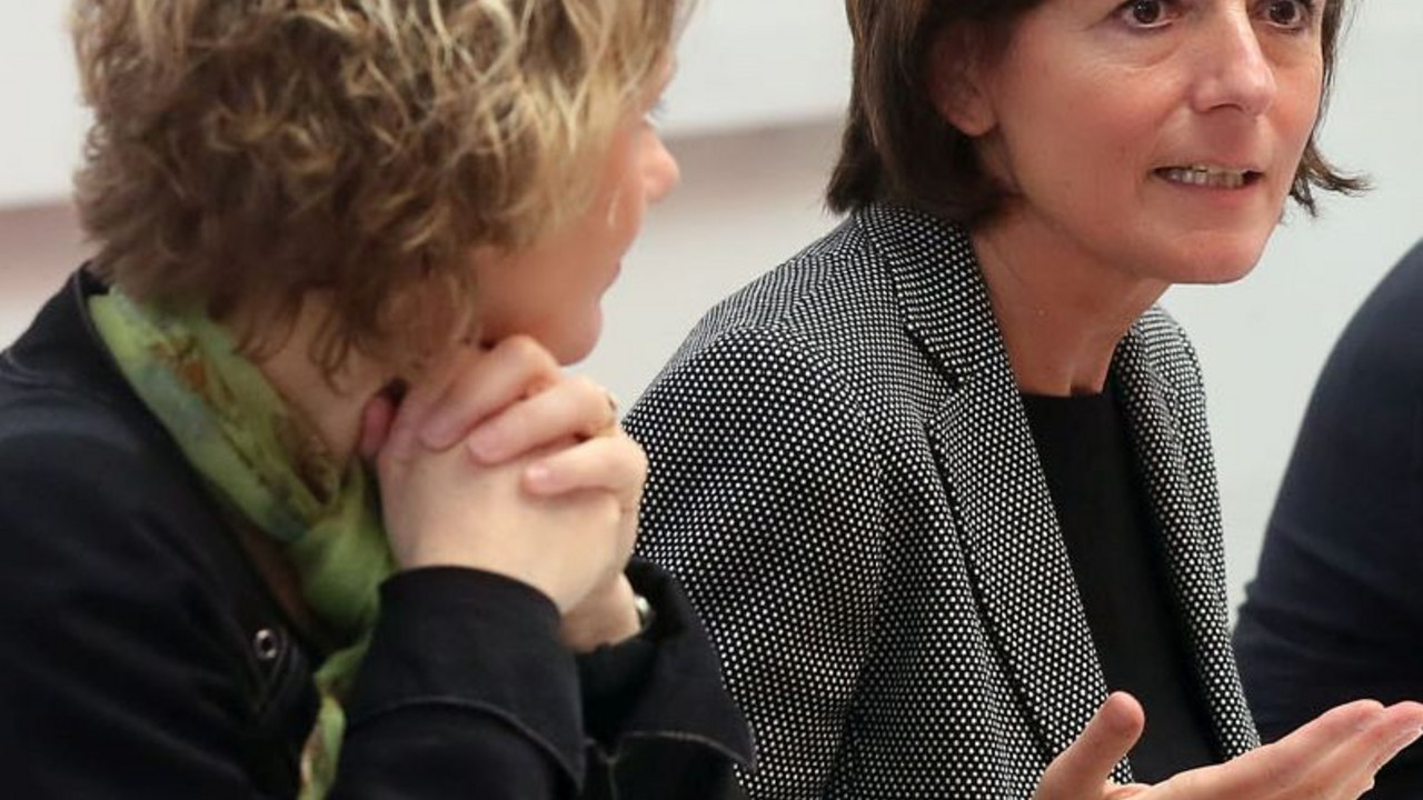Ministerpräsidentin Malu Dreyer und die stellvertretende Ministerpräsidentin Eveline Lemke bei der Pressekonferenz zum Transparenzgesetz; Bild: Saemmer / © Staatskanzlei