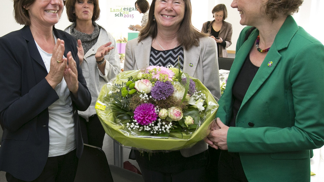 Ministerpräsidentin Dreyer und der Ministerrat gratulierten Umweltministerin Ulrike Höfken in Landau zu ihrem runden Geburtstag vor wenigen Tagen. Bild: © Staatskanzlei RLP / Voss