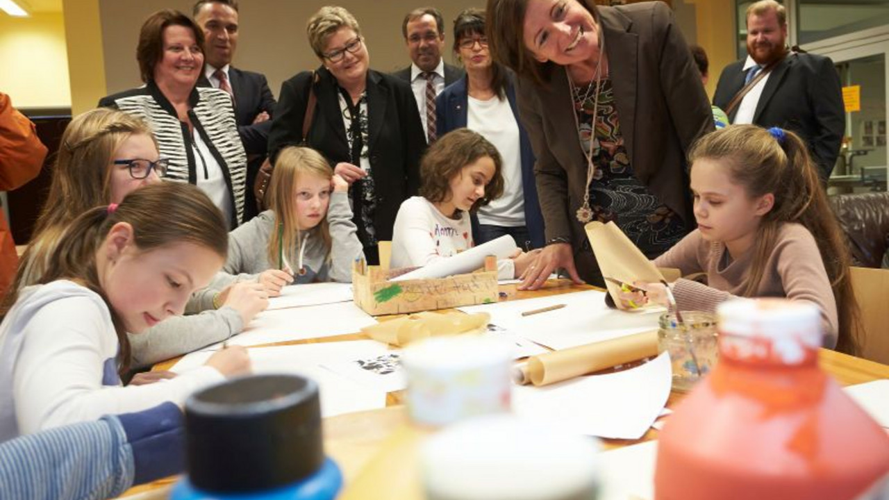 Die Ministerpräsidentin bei einem Workshop zum Thema Siebdruck  im Wittlicher Jugendraum Bombogen; Bild: Frey / © Staatskanzlei
