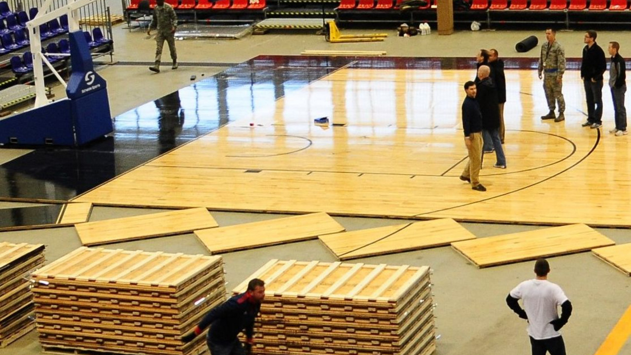 Freiwillige errichten in einem Flugzeughangar auf der Militärbasis in Ramstein eine Basketball-Arena; Bild: dpa