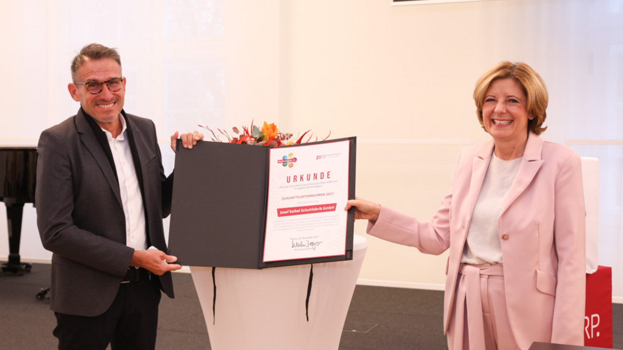 Ministerpräsidentin Malu Dreyer und Carl-August Seibel, Geschäftsführung Josef Seibel  Schuhfabrik GmbH; Vorsitzender des HDS/L Bundesverband der Schuh- und Lederwarenindustrie und Vorsitzender Deutsches Schuhmuseum Hauenstein