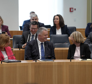 Ministerpräsident Gordon Schnieder auf der Regierungsbank mit Ministerin Bätzing-Lichtenthäler und Ministerin Ahnen.
