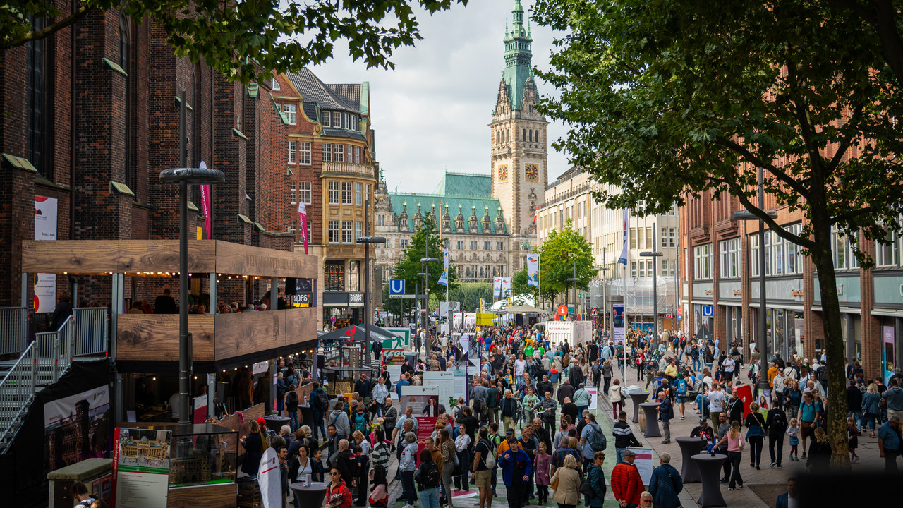 Blick auf die Ländermeile in Hamburg beim Tag der Deutschen Einheit. Im Vordergrund der rheinland-pfälzische Stand.