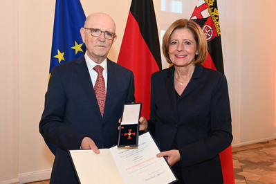 Ministerpräsidentin Malu Dreyer überreicht Werner Fuchs das Verdienstkreuz 1. Klasse des Verdienstordens der Bundesrepublik Deutschland.