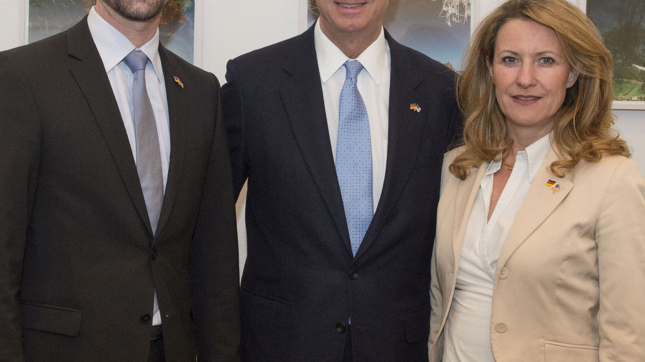 Der Chef der Staatskanzlei, Clemens Hoch, und die Vorstandsvorsitzende der Atlantischen Akademie, Staatssekretärin Heike Raab, begrüßten US-Botschafter John B. Emerson in der Mainzer Staatskanzlei; Bild: Pulkowski / © Staatskanzlei RLP