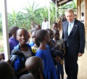 Der Vorsitzende des Vereins Partnerschaft Rheinland-Pfalz/Ruanda e.V., Dr. Richard Auernheimer, bei einem Besuch in Ruanda; Bild: www.rlp-ruanda.de