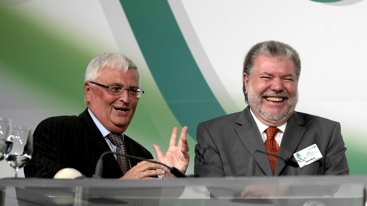 Kurt Beck und Theo Zwanziger beim Frauen- und Mädchenfußball Kongress 2010 in Mainz; Bild: dpa