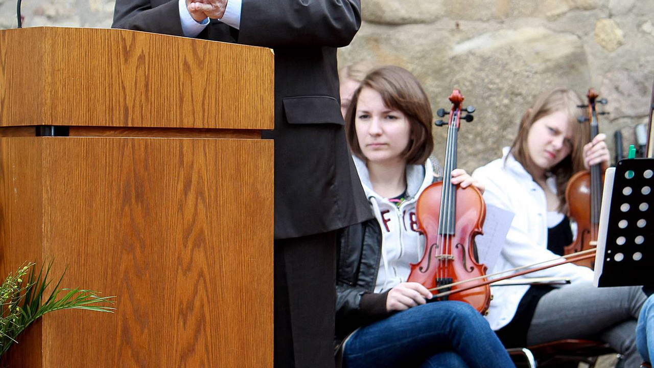 Ministerpräsident Kurt Beck eröffnet Projekttag der UNESCO-Projektschulen in Ingelheim; Bild: Sämmer
