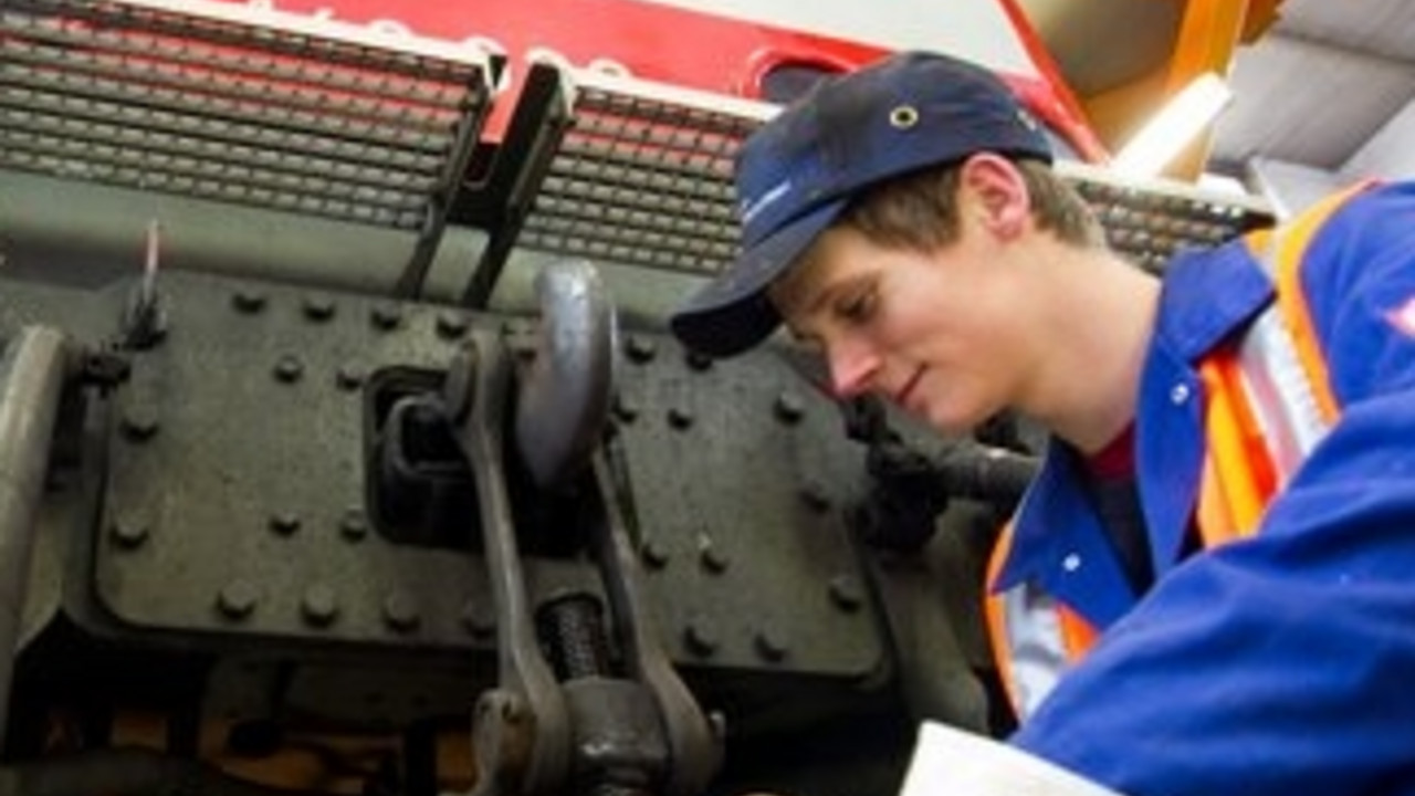 Ein junger Mann bei seiner Ausbildung bei der Deutschen Bahn; Bild: dpa