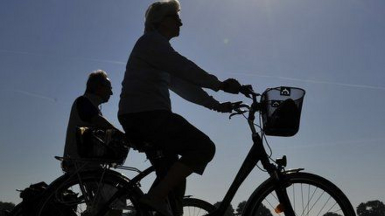 Das Auto stehenlassen und stattdessen Bus, Bahn und Fahrrad nutzen oder zu Fuß gehen, darum geht es beim Autofasten; Bild: dpa
