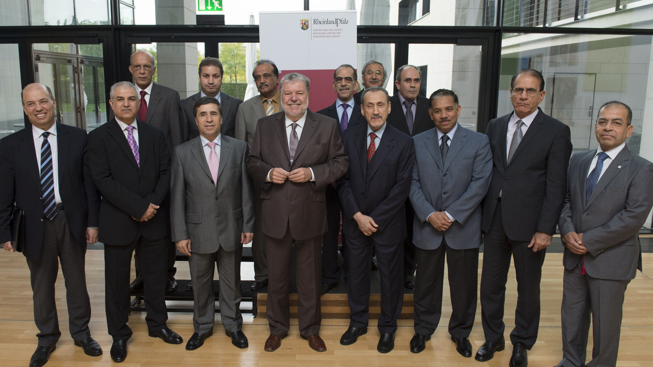 Gruppenfoto: Treffen mit arabischen Botschaftern; Bild: Urban / © Staatskanzlei