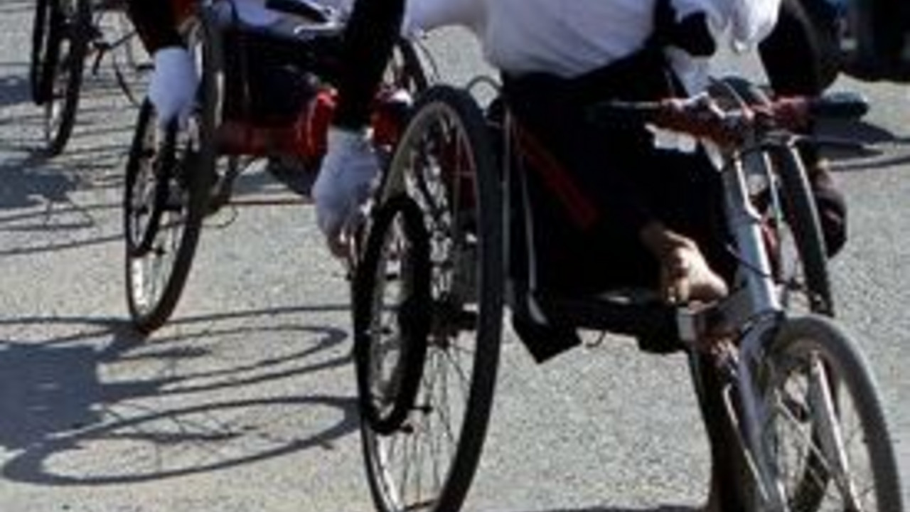 Rollstuhlfahrer und Rollstuhlfahrerinnen bei einer Veranstaltung anlässlich des Internationalen Tags der Menschen mit Behinderungen in Myanmar; Bild: dpa