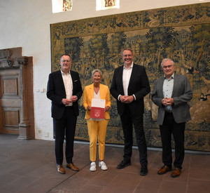 Ministerpräsident Alexander Schweitzer und Innenminister Michael Ebling übergeben der Oberbürgermeisterin der Stadt Kaiserslautern, Beate Kimmel, einen Förderbescheid für das Pfalztheater.