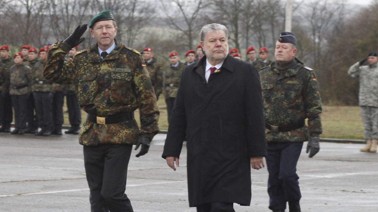 Auflösungsappell; Bild: Wehrbereichskommando II