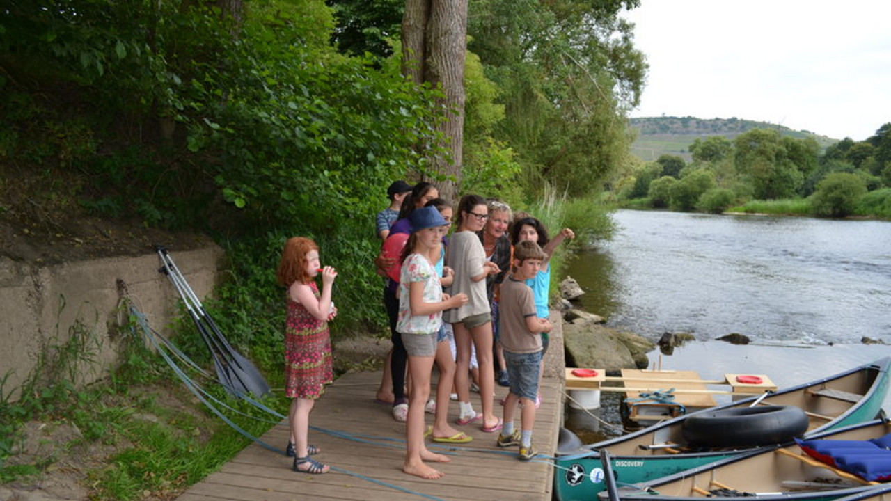 Kinder- und Jugendministerin Irene Alt bei ihrem Besuch der Kinderbegegnungsfreizeit Boos; Bild: MIFKJF