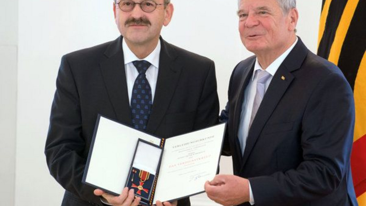 Anton Viktor Wyrobisch bei der Ehrung durch Joachim Gauck; Bild: dpa